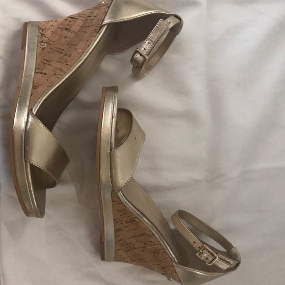 Lilly Pulitzer gold and cork wedges - Picture 2 of 4